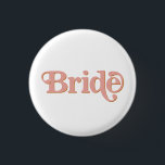 Bóton Redondo 2.54cm TRIXIE Retro 70's A Festa da Solteirona Noiva<br><div class="desc">Este alfinete de lapela de 'noiva' apresenta uma fonte de bolha temática retrô dos anos 70 com coloração laranja e rosa. Combine facilmente com o alfinete 'babe' coordenado para um evento de despedida de solteira coeso. As cores são editáveis! Clique em 'editar design' para criar suas próprias cores.</div>