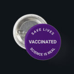 Bóton Redondo 2.54cm Vacinada, a ciência é uma verdadeira salvar vidas<br><div class="desc">Vacinada,  a ciência é real,  salva vidas,  botão pino,  roxo e texto personalizável branco</div>