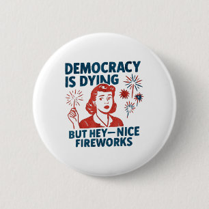 Bóton Redondo 5.08cm A Engraçada Democracia Está Morrendo, Mas Ei, Belo