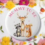 Bóton Redondo 5.08cm A Floresta Doce Cria Mamães A Serem<br><div class="desc">Botão de chá de fraldas para a mãe ser de um chá de fraldas de menino ou de menina. Uma doce aquarela de um veado,  guaxinim e esquilo. O texto é editável e pode ser personalizado na área de personalização. Pegue um para cada membro da família!</div>