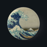Bóton Redondo 5.08cm A grande onda fora de Kanagawa<br><div class="desc">A grande onda fora do botão de Kanagawa A grande onda fora de Kanagawa, igualmente conhecido como a grande onda ou simplesmente a onda, é um impressão do woodblock pelo artista japonês Katsushika Hokusai. Exemplo da arte do ukiyo-e, foi publicada algum dia entre 1830 e 1833 como o primeiro nas...</div>