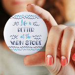 Bóton Redondo 5.08cm A vida é melhor na Yarn Store Engraçado Knitting<br><div class="desc">Este crachá do botão do estilo tipografia é perfeito para os fios e os artesanatos. O crochê/tricô humorístico diz que "a vida é melhor na loja de fios". Ele tem um pouco do estilo de uma casa de banho e de uma calçada, de modo que essas ondulações sejam ondas ou...</div>