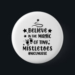 Bóton Redondo 5.08cm Acredite na magia dos minúsculos Mistletos Nicu En<br><div class="desc">Acredite na magia dos minúsculos Mistletos Nicu Enfermeira natal natalício,  combinando, família, xmas, natal alegre, 2021, feliz, novo,  ano, 2022 Natal 2021 Combinação de pijamas da família</div>