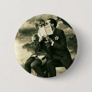 Bóton Redondo 5.08cm Amantes Segredos Sexy Vintage Pin-Up Casal Amor