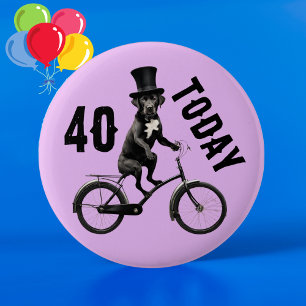Bóton Redondo 5.08cm Aniversário de 40 anos Cachorro na Bicicleta 40 Qu