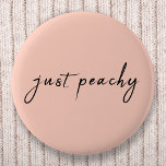 Bóton Redondo 5.08cm Apenas Peachy | Manuscrito Mínimo Moderno<br><div class="desc">Um simples na moda,  "só preguiçoso",  costuma citar design de arte na moderna tipografia de script manuscrito em um estilo de design minimalista em um fundo de cor de pêssego pastel.</div>