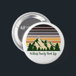 Bóton Redondo 5.08cm Arrefecimento de Estrada Verde Personalizável<br><div class="desc">Personalize os botões de viagem da sua família para embarcar em uma jornada através da natureza neste verão ou outono. Personalize com o seu sobrenome em lindos escritos cursivos sob a floresta verde de árvores e o pôr do sol da montanha escura para manter férias legais para o seu grupo...</div>