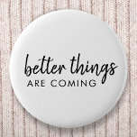Bóton Redondo 5.08cm As coisas melhores estão chegando | Script Moderno<br><div class="desc">Simples,  na moda,  "coisas melhores estão vindo" personalizado,  design de arte de texto na moderna escrita minimalista tipografia manuscrita. Este design positivo que se ergue colocará um sorriso no rosto de qualquer um!</div>