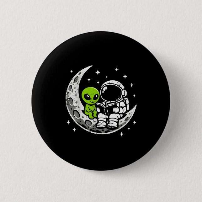 Bóton Redondo 5.08cm Astronauta lendo livro alienígena lua espaço  (Frente)