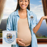 Bóton Redondo 5.08cm Bichos de Arca de Noé Mamãe de Garoto Azul<br><div class="desc">Bem-vindos à nossa coleção do Chá de fraldas "Noah's Ark Cute Animal Blue Boy", onde o encanto encontra-se mestiço em todos os detalhes. Inspirada pela história de eterno da Arca de Noé, esta coleção captura a inocência e a alegria de acolher um novo pacote de alegria no mundo. Imaginem animais...</div>