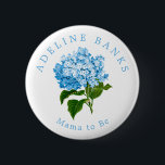 Bóton Redondo 5.08cm Blue Hydrangea Mama to Be Chá de fraldas<br><div class="desc">Perfeito para os convidados especiais no chá de fraldas,  como a mãe a ser,  este bonito botão azul de flor hydrangea apresenta o nome personalizado e o texto "Mamãe a Ser" para compartilhar o entusiasmo da família pelos novos títulos quando o bebê chega.</div>