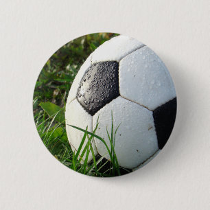 Bóton Redondo 5.08cm Bola de futebol preto e branco na grama verde