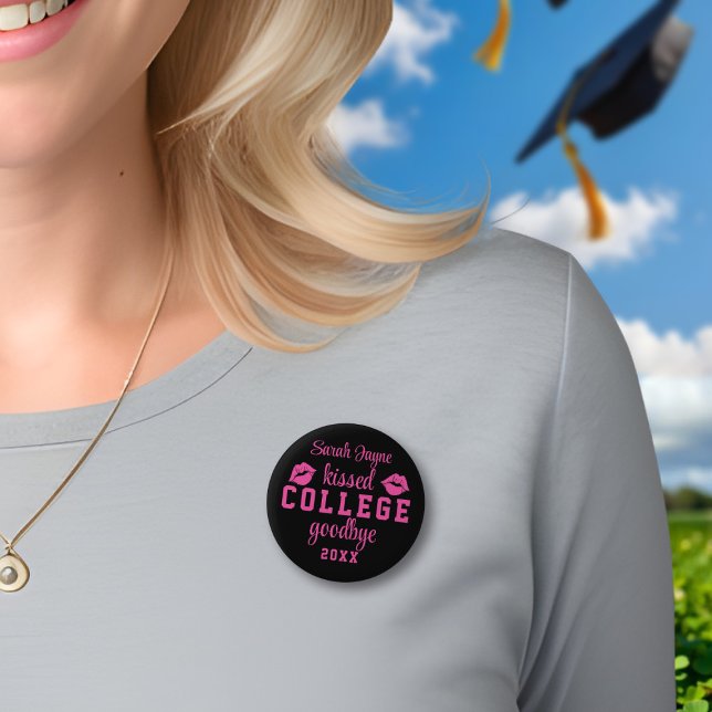 Bóton Redondo 5.08cm Botão Ano de Graduação da Faculdade Kiss (Kissed college goodbye? Just add your name and class year!)