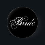 Bóton Redondo 5.08cm Botão Bride em Preto<br><div class="desc">Este elegante botão pinback apresenta um design de texto branco sobre um fundo preto: noiva - perfeita para as noivas!</div>