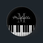 Bóton Redondo 5.08cm Botão de crachá de nome personalizado com teclas d<br><div class="desc">Botão crachá de nome personalizado com teclas de piano. Design de tipografia elegante a preto e branco para pianista, pianista, professor de música, instrutor, músico, etc. Design de instrumento de música clássica com nome ou monograma. Divertido para festa de coquetel, solteira, casamento, aniversário, concerto, evento corporativo, etc. Também bom como...</div>