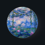 Bóton Redondo 5.08cm Botão dos lírios de água de Monet<br><div class="desc">Botão dos lírios de água de Monet. Pintura a óleo em canvas desde 1916. Monet pintou sua lagoa famosa do lírio de água obsessiva durante os anos finais de sua carreira, seleccionando a inspiração da luz do sol e seu efeito de deslocamento na água e as flores e a folha...</div>