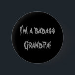 Bóton Redondo 5.08cm Botão Vovô Badass<br><div class="desc">Maldito,  mas ainda amável. Este botão preto ou crachá de honra,  tem as palavras "Sou um vovô malvado!" nele.</div>