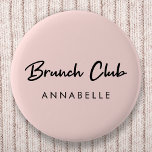 Bóton Redondo 5.08cm Brunch Club | Nome cor-de-rosa Script manuscrito<br><div class="desc">Simples, na moda "Brunch Club" personalizado cita design de arte na tipografia moderna de scripts manuscritos e um campo de nome personalizado para adicionar seu nome ou os nomes de seus amigos brunch como um conjunto ou presente de correspondência fofo! O Brunch teria se originado na Inglaterra no final do...</div>