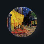 Bóton Redondo 5.08cm Café Terrace à noite por Vincent van Gogh<br><div class="desc">Café Terrace, no Place du Forum, de Vincent van Gogh, é uma pintura de paisagens arquitetônicas de apos impressionismo de arte. Uma vista exterior de um restaurante com mesas, cadeiras, garçons e jantar em pessoas. Uma bela noite com estrelas no céu em Arles, França. Sobre o artista: Vincent Willem van...</div>