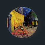 Bóton Redondo 5.08cm Café Terrace à noite por Vincent van Gogh<br><div class="desc">Café Terrace, no Place du Forum, de Vincent van Gogh, é uma pintura de paisagens arquitetônicas de apos impressionismo de arte. Uma vista exterior de um restaurante com mesas, cadeiras, garçons e jantar em pessoas. Uma bela noite com estrelas no céu em Arles, França. Sobre o artista: Vincent Willem van...</div>