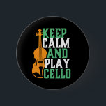 Bóton Redondo 5.08cm Calma e Tocar Cello Engraçado Músico Cellista<br><div class="desc">Design de fã de música da orquestra retrorreflectora da Vintage para aqueles tocando instrumento musical de corda em uma banda de música ou sinfonia. Legal mercadoria de amante de música clássica para celista, músico e artista. Perfeito para professor de música cello, fã de orquestra e aqueles que adoram tocar violoncelo...</div>
