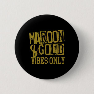 Bóton Redondo 5.08cm Camiseta Maroon Gold Vibes Only Game Day Tee Alta
