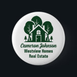 Bóton Redondo 5.08cm Casa Florestal Verde da Empresa Imobiliária Person<br><div class="desc">Este botão de nome de etiqueta da companhia imobiliária florestal é perfeitamente personalizado para um corretor especializado em casas perto da natureza selvagem ou da floresta. A silhueta verde de árvores atrás de uma cabana de madeira e personalizada com seu agente e nome comercial real para marketing no sertão.</div>