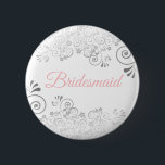 Bóton Redondo 5.08cm Casamento Botão Bridesmaid Rosa e Cinza<br><div class="desc">Identifique os principais jogadores no seu janto de chá de panela, casamento ou ensaio com nossos elegantes botões rosa e Cinza. Projetado para coordenar com nossa Suíte de Casamento Elegante Rosa e Cinzas, este botão apresenta uma folha de papel Silver florescente sobre um fundo branco com texto rosa lendo Bridesmaid....</div>
