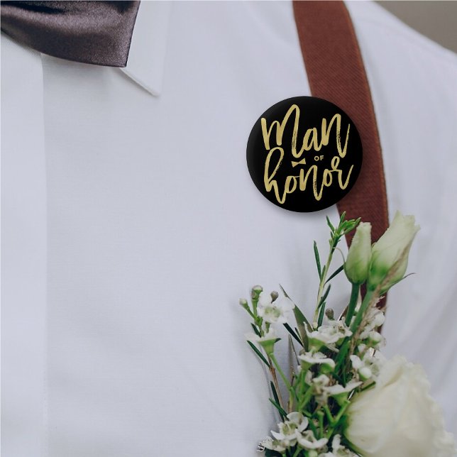 Bóton Redondo 5.08cm Casamento de Festa Bridal Dourada de Script Chic (MAN OF HONOR Chic Gold Brush Script Calligraphy Bridal Party Wedding Pin Button @ fatfatin_blue_knot)