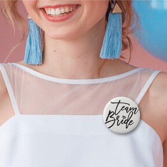 Bóton Redondo 5.08cm Casamento de Na moda do Partido Bridal do TEAM BRI (TEAM BRIDE Diamond Chic Black Brush Script Wedding Bridal Party Pinback Button @ fatfatin_blue_knot)
