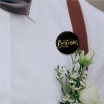 Bóton Redondo 5.08cm Casamento do partido Bestman Arco Tie Dourado Scri<br><div class="desc">arco De Bestman, Na moda Dourado Escoteiro de Pincel, Festa/Solteiro / Festa de casamento / Botão de Pino do Ensaio de Casamento. Este design apresenta um moderno e ousado roteiro de caligrafia violenta com arco de sotaque a um fundo preto clássico. O fundo base pode ser alterado para qualquer cor...</div>