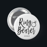 Bóton Redondo 5.08cm Casamento feito sob encomenda do estilo do roteiro<br><div class="desc">Faça sua sensação do portador de anel extremamente especial com este botão conhecido feito sob encomenda.

Caracteriza as palavras "Ringbearer" em um texto elegante do estilo do roteiro. Debaixo disto é um ponto para suas nome ou iniciais.</div>