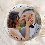 Bóton Redondo 5.08cm Casamento Simples de Fotografias de Noiva Moderna<br><div class="desc">Adicione o toque final ao seu casamento com estes botões de fotografia personalizados modernos e simples. Perfeito como favores de casamento para todos os seus convidados. Personalize esses botões de casamento com sua foto de noivado favorita, nova foto e personalize com nome e data. Veja nossa coleção de casamento para...</div>