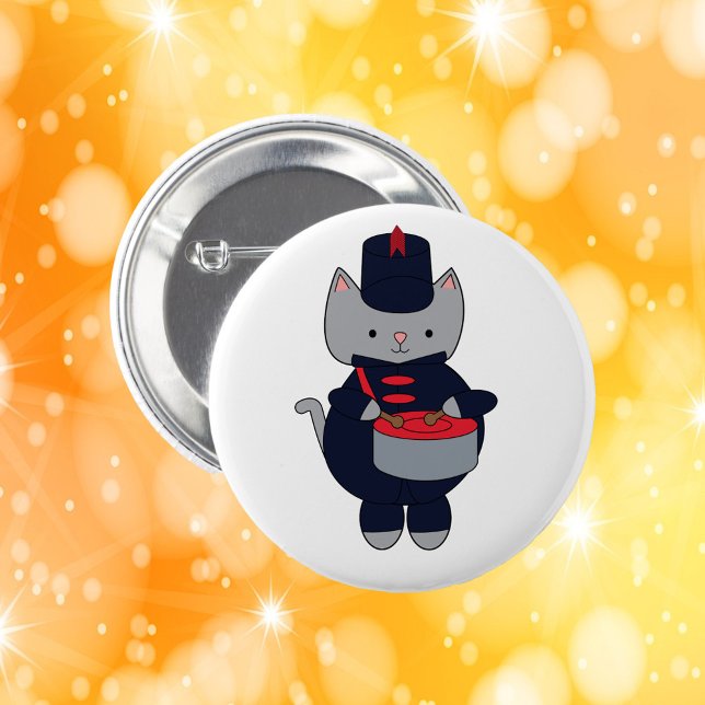 Bóton Redondo 5.08cm Cat Drummer Marching Band Navy Blue Red (A pin featuring a gray cat playing drums in a navy blue & red marching band uniform.)