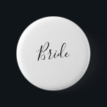 Bóton Redondo 5.08cm Chá de panela Bride Minimalista<br><div class="desc">Este botão de chá de panela de noiva minimalista é perfeito para um simples chá de casamento. A design romântica moderna apresenta a tipografia clássica, em preto e branco, emparelhada com uma caligrafia rústica, mas elegante, com estilo voltado para a mão. Personalizável em qualquer cor. Mantenha o design simples e...</div>