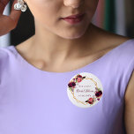 Bóton Redondo 5.08cm Chá de panela de florais de cor aquosa de ouro bor<br><div class="desc">Um botão do estilo "boho" da moda boêmia para um chá de panela. Decorado com rosas de cor aquosa, em burgundy e rosa. Fundo branco elegante. Um quadro geométrico dourado. Modelos para o nome da noiva e um encontro. Com o texto: Chá de panela escrito com um script de estilo...</div>