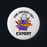 Bóton Redondo 5.08cm Che-miss-try Funny Science Chemistry Pun<br><div class="desc">Che-miss-try Funny Science Chemistry Pun apresenta um belo criador de química a explodir. Presente perfeito para família e amigos que adoram trocadilhos de química fofos.</div>