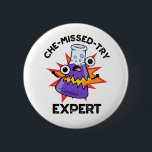 Bóton Redondo 5.08cm Che-miss-try Funny Science Chemistry Pun<br><div class="desc">Che-miss-try Funny Science Chemistry Pun apresenta um belo criador de química a explodir. Presente perfeito para família e amigos que adoram trocadilhos de química fofos.</div>