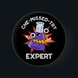 Bóton Redondo 5.08cm Che-miss-try Funny Science Chemistry Pun Dark BG<br><div class="desc">Che-miss-try Funny Science Chemistry Pun apresenta um belo criador de química a explodir. Presente perfeito para família e amigos que adoram trocadilhos de química fofos.</div>