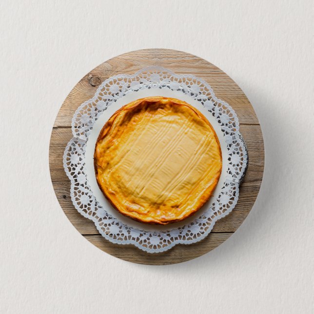 Bóton Redondo 5.08cm Cheesecake no topo do bolo de madeira rústico. (Frente)