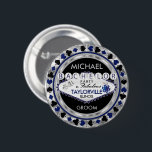 Bóton Redondo 5.08cm Chips Poker do Partido dos Solteiros - Botão Azul<br><div class="desc">🥇 UM DESIGN DE ARTE DE DIREITOS AUTORAIS ORIGINAL, DE Donna Siegrist, DISPONÍVEL SOMENTE NO ZAZZLE! Pino de Botão do Chip Poker no estilo do cassino. Convidados para o Bachelor Party (Adicione sua cidade e seu estado). Apresentando um design de tema azul escuro, prata e preto em Las Vegas pronto...</div>