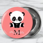 Bóton Redondo 5.08cm Cor-de-rosa personalizada com cor-de-rosa<br><div class="desc">Monograma Cute Sitting Panda Personalised Salmon Button apresenta um urso panda bonito em fundo cor-de-rosa de salmão. Personalize com seu monograma e nome ou editando o texto nas caixas de texto fornecidas. Elaborado por ©Evco Studio www.zazzle.com/store/evcostudio</div>
