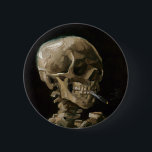 Bóton Redondo 5.08cm Crânio com cigarro queimado Vincent van Gogh Art<br><div class="desc">Vincent van Gogh (neerlandês, 1853-1890) Skull of a Skeleton with Burning Cigarette, 1885-86, Oil on canvas Unframed: 32 cm × 24, 5 cm (13 pol. × 9, 6 pol.) Trabalhos preparatórios de Vincent van Gogh. Essa pequena pintura faz parte da coleção permanente do Museu Van Gogh, em Amsterdã. Foi pintado...</div>