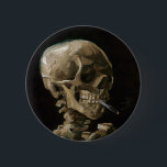 Bóton Redondo 5.08cm Crânio com cigarro queimado Vincent van Gogh Art<br><div class="desc">Vincent van Gogh (neerlandês, 1853-1890) Skull of a Skeleton with Burning Cigarette, 1885-86, Oil on canvas Unframed: 32 cm × 24, 5 cm (13 pol. × 9, 6 pol.) Trabalhos preparatórios de Vincent van Gogh. Essa pequena pintura faz parte da coleção permanente do Museu Van Gogh, em Amsterdã. Foi pintado...</div>