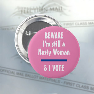 Bóton Redondo 5.08cm Cuidado com a política, ainda sou uma mulher desa