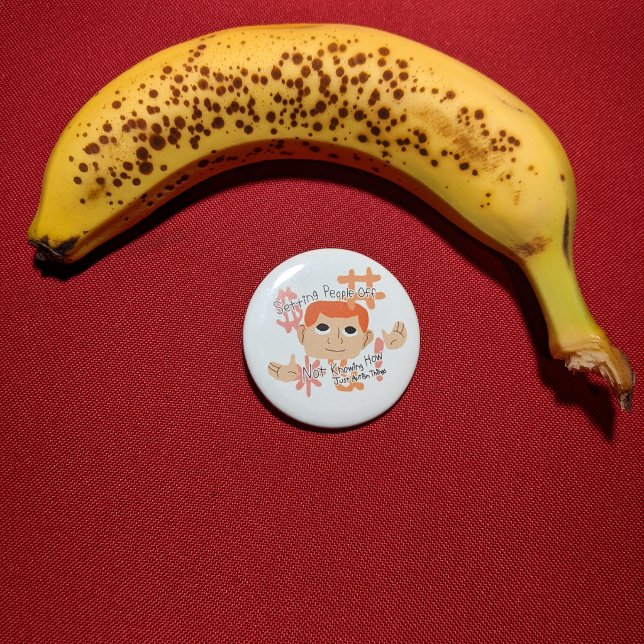 Bóton Redondo 5.08cm Deixando as Pessoas Irritadas ... Coisas Só de Aut (Button with banana for scale.)