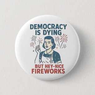 Bóton Redondo 5.08cm Democracia Está Morrendo, Mas Ei, Belo Fogos De Ar