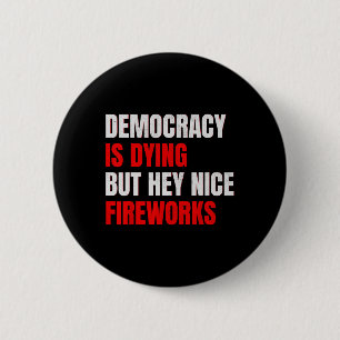 Bóton Redondo 5.08cm Democracia Está Morrendo Mas Ei Fogos de Artifício