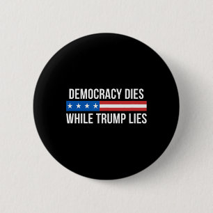 Bóton Redondo 5.08cm Democracia Morre Enquanto Trump Mente - 