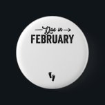 Bóton Redondo 5.08cm Devida Em Fevereiro Anúncio De Bebê Presente De Gr<br><div class="desc">gravidez, aniversário, nascimento, aniversário, presente, grávida, casal, família, Anúncio, esposa</div>